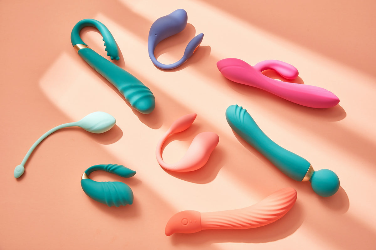 Des jouets colorés sur fond pêche
